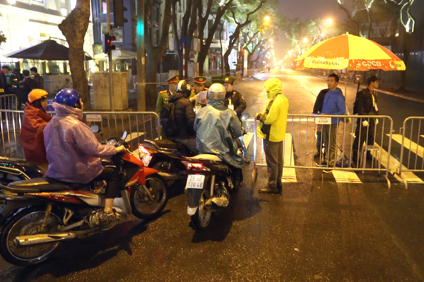 Cảnh sát lắp hàng rào chắn trên đường Lý Thường Kiệt ha-noi-1-1551137100-9757-1551137119.png