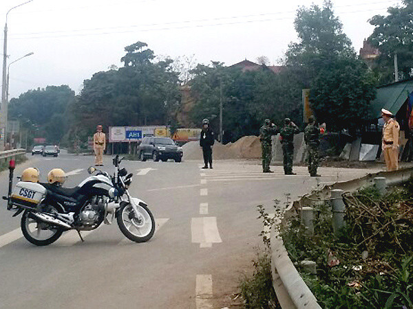 Đoàn xe ưu tiên của Chủ tịch Triều Tiên đi qua Hữu Lũng, Lạng Sơn. Ảnh: Đức Tuấn. xe-qua-4914-1551149215.jpg