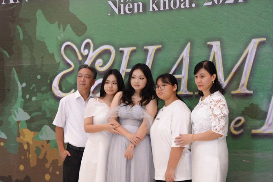 Những khoảnh khắc đặc biệt, đong đầy cảm xúc của các bạn học sinh cùng gia đình, thầy cô và bạn bè trong buổi lễ.