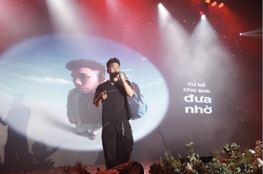 Ca sĩ Phúc Du trình diễn ca khúc “yêu anh đi mẹ anh bán bánh mì” tại buổi dạ hội.