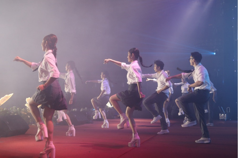 Tiết mục văn nghệ truyền cảm hứng do chính các bạn học sinh biên đạo.