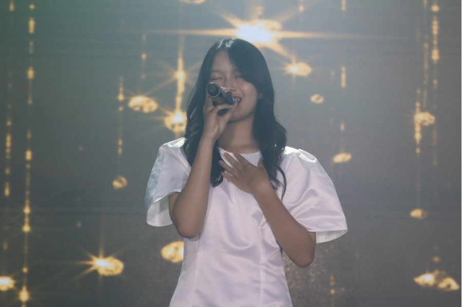 Tiếng hát cũng bắt đầu được cất lên vào buổi dạ hội.