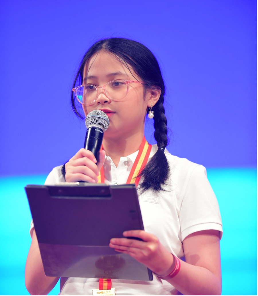 Em Lê Khánh Chi đại diện cho các em học sinh phát biểu tại buổi lễ. Em Lê Khánh Chi đại diện cho các em học sinh phát biểu tại buổi lễ.