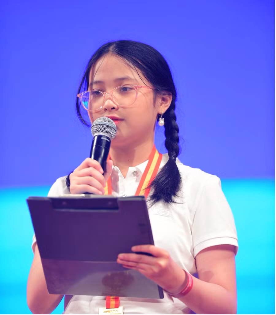 Em Lê Khánh Chi đại diện cho các em học sinh phát biểu tại buổi lễ.