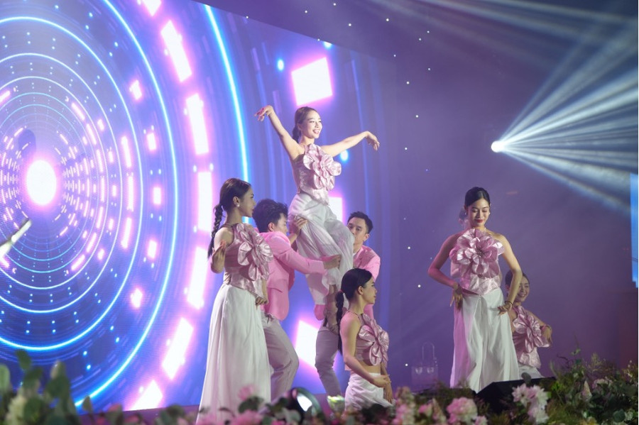 Sân khấu được dàn dựng hoành tráng và đầy huyền ảo.