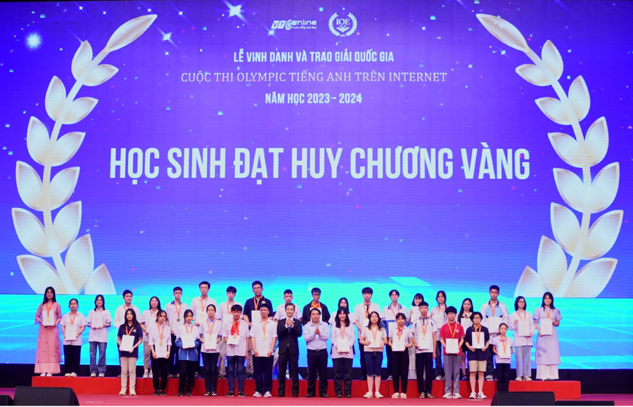 Hình ảnh các em học sinh nhận Huy chương vàng trên sân khấu. Hình ảnh các em học sinh nhận Huy chương vàng trên sân khấu.