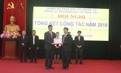 Đồng chí Nguyễn Quốc Hải (bên phải, hàng đầu) - Phó Bí thư thường trực Đảng ủy Bộ GD&ĐT trao Giấy khen cho Thứ trưởng Lê Hải An - đảng viên hoàn thành xuất sắc nhiệm vụ năm 2018 Đồng chí Nguyễn Quốc Hải (bên phải, hàng đầu) - Phó Bí thư thường trực Đảng ủy Bộ GD&ĐT trao Giấy khen cho Thứ trưởng Lê Hải An - đảng viên hoàn thành xuất sắc nhiệm vụ năm 2018