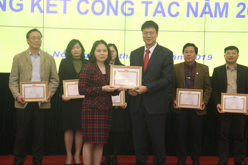 Nhân dịp này, nhiều tập thể và cá nhân được tuyên dương khen thưởng Nhân dịp này, nhiều tập thể và cá nhân được tuyên dương khen thưởng