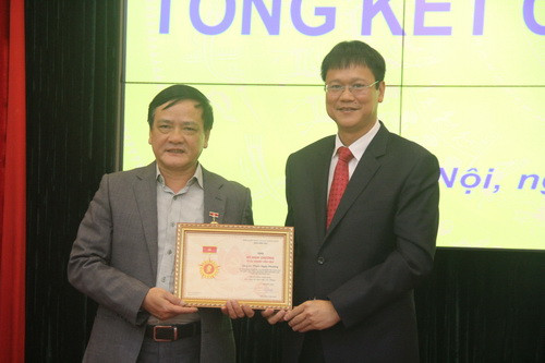 Thứ trưởng Lê Hải An (bên phải) trao Kỷ niệm chương Vì sự nghiệp dân vận cho đảng viên Phạm Ngọc Phương - thuộc Đảng bộ Viện nghiên cứu thiết kế trường học Thứ trưởng Lê Hải An (bên phải) trao Kỷ niệm chương Vì sự nghiệp dân vận cho đảng viên Phạm Ngọc Phương - thuộc Đảng bộ Viện nghiên cứu thiết kế trường học