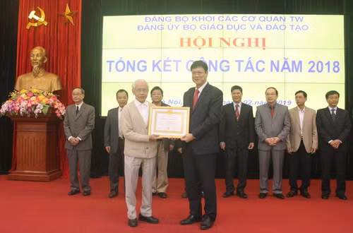 Thứ trưởng Lê Hải An trao Huy hiệu 50 năm tuổi Đảng cho GS.TS Hồ Ngọc Đại thuộc Đảng Bộ Viện Khoa học Giáo dục Việt Nam và các đảng viên khác được nhận Huy hiệu Đảng