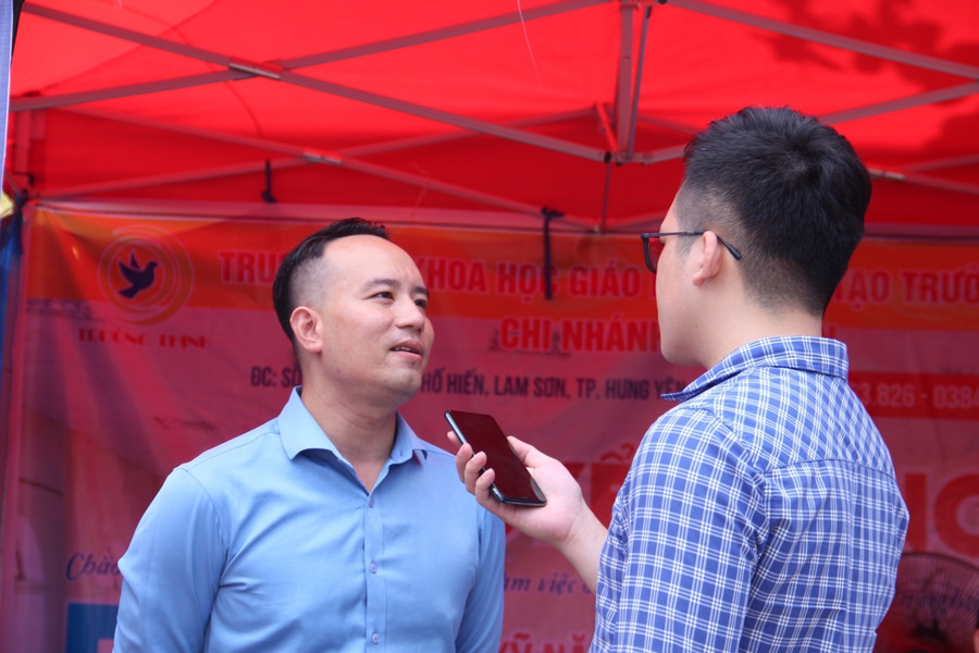 Anh Lê Việt – Trợ lý Chủ tịch Hội đồng Trung tâm Khoa học Giáo dục và Đào tạo Trường Thịnh tại Ngày hội việc làm.