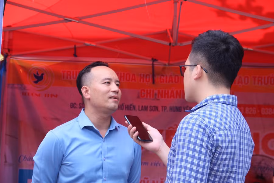 Anh Lê Việt – Trợ lý Chủ tịch Hội đồng Trung tâm Khoa học Giáo dục và Đào tạo Trường Thịnh tại Ngày hội việc làm.