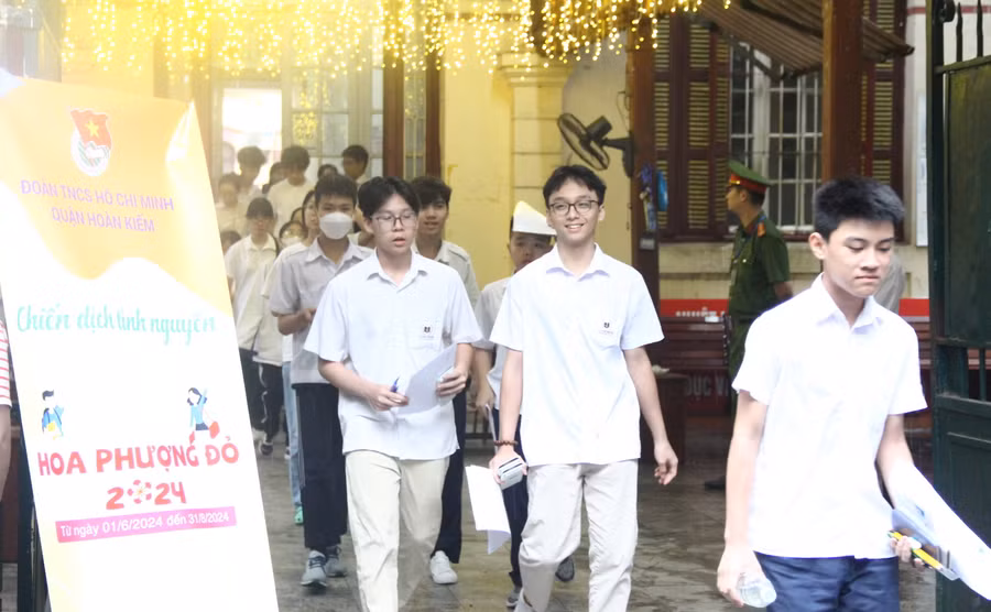 Thí sinh điểm thi Trường THPT Trần Phú (Hoàn Kiếm, Hà Nội).