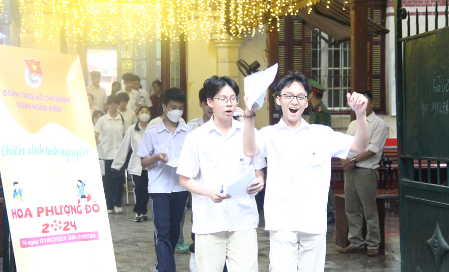 Thí sinh tại điểm thi Trường THPT Trần Phú (Hoàn Kiếm, Hà Nội).