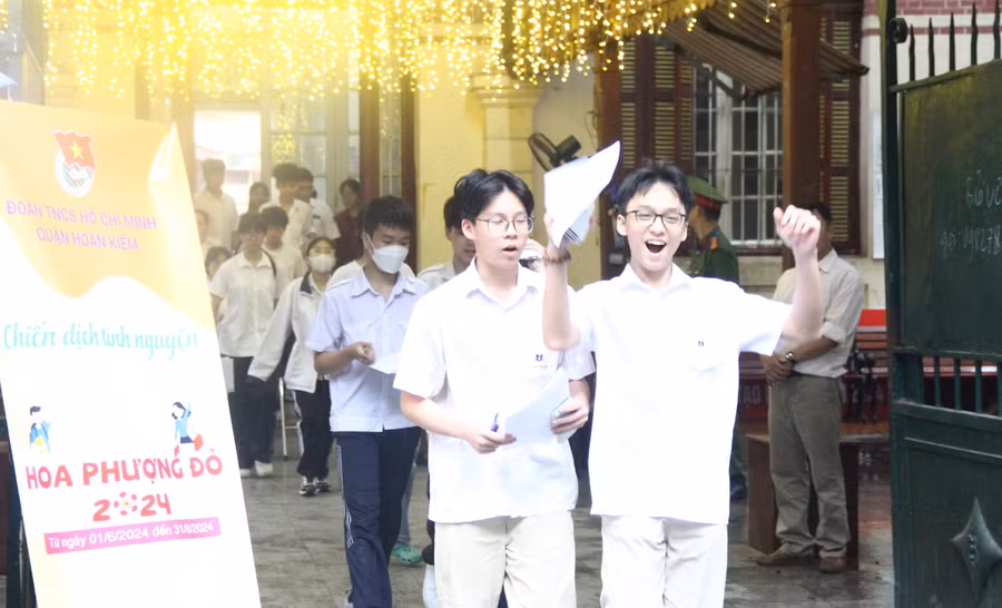Thí sinh tại điểm thi Trường THPT Trần Phú (Hoàn Kiếm, Hà Nội).