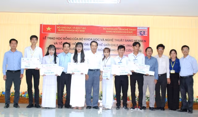 Thầy Võ Hoàng Khải, đại diện quỹ học bổng và các SV Trường Đại học Trà Vinh