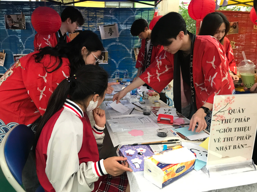 Nhiều học sinh hào hứng với gian hàng chữ thư pháp. Nhiều học sinh hào hứng với gian hàng chữ thư pháp.