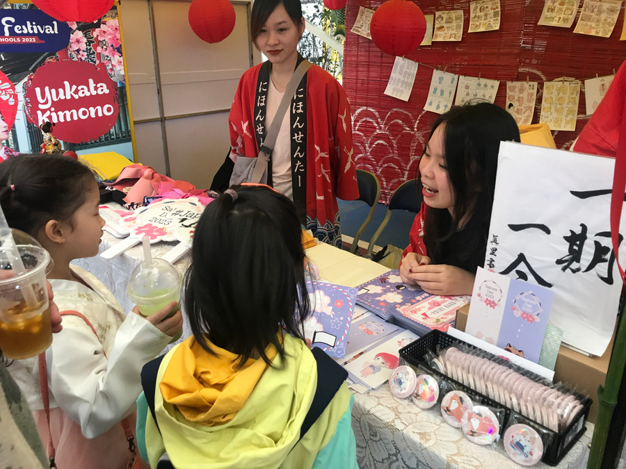 Chữ thư pháp không chỉ hấp dẫn các anh chị lớn tuổi mà cả các bạn nhỏ. Chữ thư pháp không chỉ hấp dẫn các anh chị lớn tuổi mà cả các bạn nhỏ.