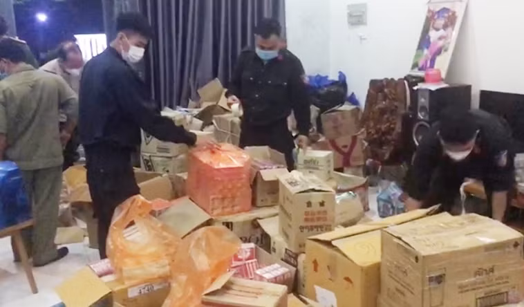 Cơ quan chức năng tiến hành kiểm tra phát hiện hàng chục nghìn sản phẩm mỹ phẩm không rõ nguồn gốc xuất xứ bên trong căn nhà. Ảnh: Công an An Giang.