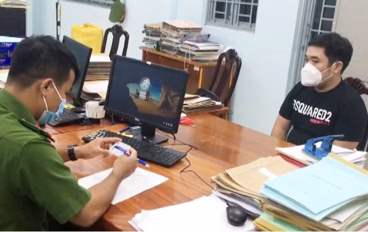 Chủ sở hữu số hàng hóa không rõ nguồn gốc xuất xứ làm việc với cơ quan chức năng. Ảnh: Công an An Giang.