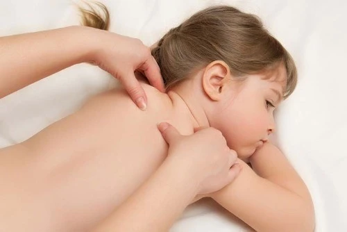 Các chuyên gia cảnh báo massage không đúng cách có thể gây liệt người. Ảnh minh họa:Health.