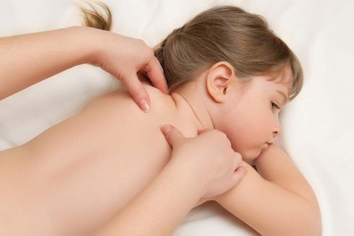 Các chuyên gia cảnh báo massage không đúng cách có thể gây liệt người. Ảnh minh họa:Health.