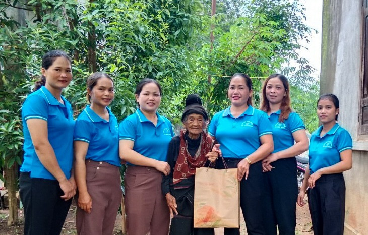 Mô hình “Vần đổi công gây quỹ giúp đỡ phụ nữ khó khăn” hỗ trợ nhiều mảnh đời bất hạnh vươn lên trong cuộc sống. Mô hình “Vần đổi công gây quỹ giúp đỡ phụ nữ khó khăn” hỗ trợ nhiều mảnh đời bất hạnh vươn lên trong cuộc sống.