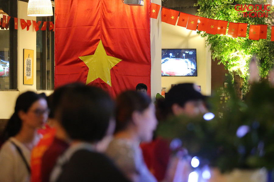 Chưa đến 19h tối, người hâm mộ có mặt gần như kín khán phòng rộng hàng trăm mét vuông tại quán.