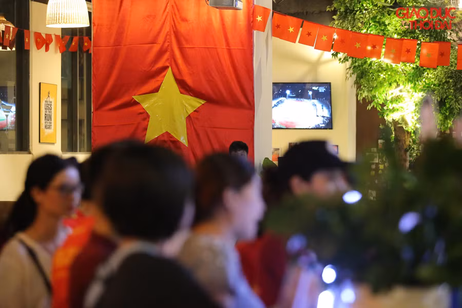 Chưa đến 19h tối, người hâm mộ có mặt gần như kín khán phòng rộng hàng trăm mét vuông tại quán.