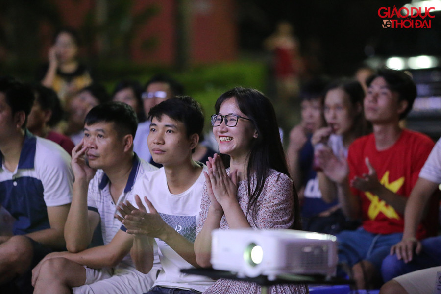 Biết là sẽ quá tải, nên đội ngũ nhân viên của quán đã sắp xếp thêm hàng trăm chiếc ghế nhựa ngoài sân, lắp màn hình rộng để cho mọi người thoải mái xem bóng.