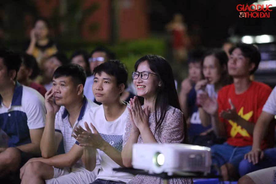 Biết là sẽ quá tải, nên đội ngũ nhân viên của quán đã sắp xếp thêm hàng trăm chiếc ghế nhựa ngoài sân, lắp màn hình rộng để cho mọi người thoải mái xem bóng.