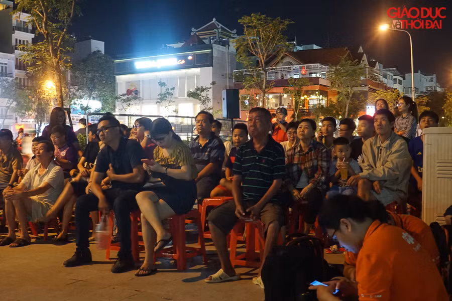 Màn hình ở đây không được to như ở Phố Đi Bộ Nguyễn Huệ nhưng cũng đã phần nào thỏa mãn được cơn khát bóng đá của người dân Sài Gòn.