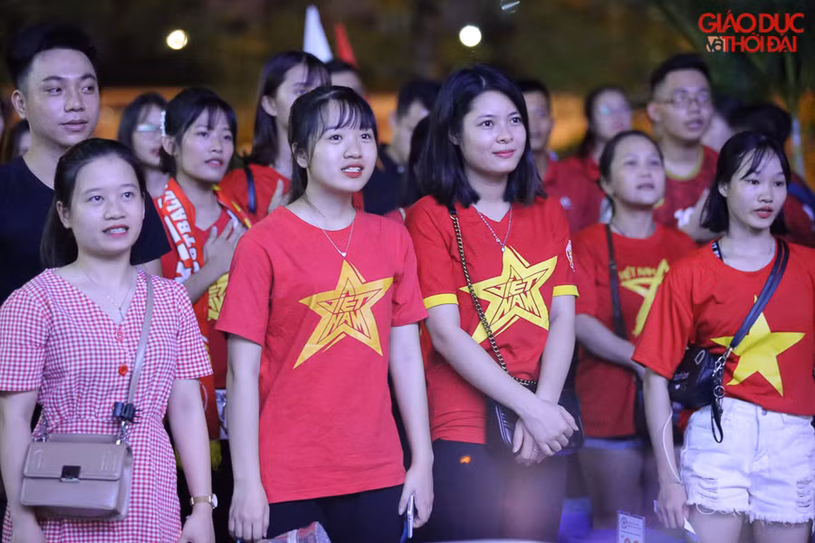 Với đa số người hâm mộ, dù kết quả trận đấu hôm nay có như nào thì sự yêu mến dành cho HLV người Hàn Quốc và các cầu thủ của đội tuyển Việt Nam vẫn không hề giảm sút.