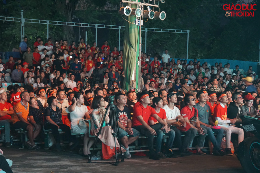 Dù biết trận đấu ngày hôm nay sẽ rất khó khăn với đội quân của ông Park Hang-seo khi thi đấu trên đất khách, khi đội Thái Lan hừng hực khát khao chiến thắng để lấy lại uy danh…, song NHM Việt vẫn mong một trận thắng nữa, để chứng tỏ vị thế đổi khác của mình trên đấu trường quốc tế.