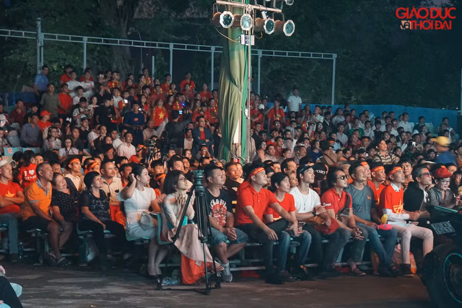 Dù biết trận đấu ngày hôm nay sẽ rất khó khăn với đội quân của ông Park Hang-seo khi thi đấu trên đất khách, khi đội Thái Lan hừng hực khát khao chiến thắng để lấy lại uy danh…, song NHM Việt vẫn mong một trận thắng nữa, để chứng tỏ vị thế đổi khác của mình trên đấu trường quốc tế.