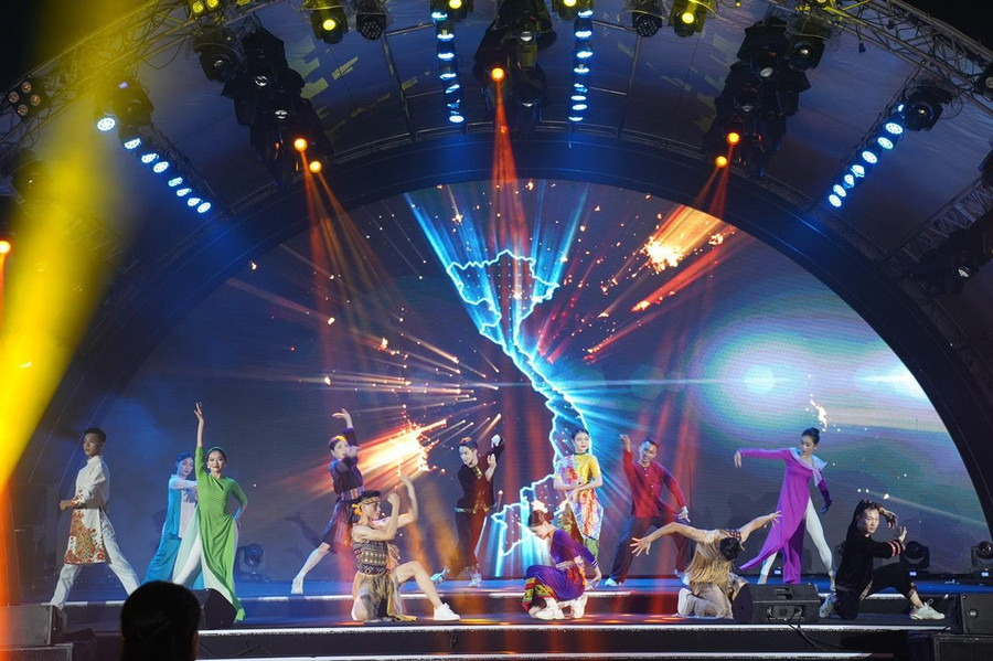 Chương trình có sự tham gia của bà Hong Ji Won – Giám đốc nghệ thuật New Seoul Opera cùng gần 100 nghệ sĩ Hàn Quốc, nhóm nhạc Kpop Buster X cùng nhiều nghệ sỹ trẻ Việt Nam như ca sỹ Thu Thuỷ - Sao Mai, ca sỹ Lục Huy.