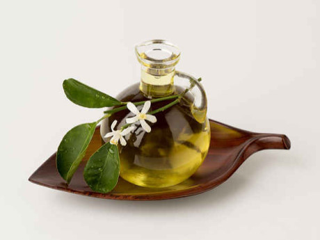 7 loai dau tu nhien co the lam dep da mat thay kem duong am - Anh 6