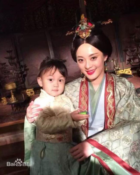 Con trai của Dương Mịch, Lưu Diệc Phi và Angelababy so bì vẻ đáng yêu - Ảnh 12 Con trai cua Duong Mich, Luu Diec Phi va Angelababy so bi ve dang yeu - Anh 12