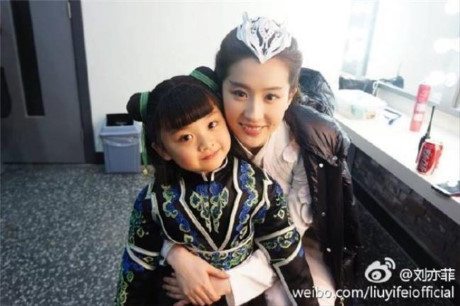 Con trai của Dương Mịch, Lưu Diệc Phi và Angelababy so bì vẻ đáng yêu - Ảnh 5 Con trai cua Duong Mich, Luu Diec Phi va Angelababy so bi ve dang yeu - Anh 5