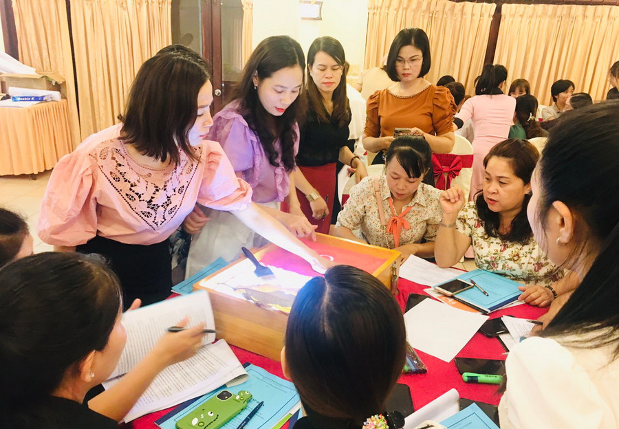 Cô Nguyễn Thị Mỹ Dung (đứng thứ hai từ trái qua phải) trong một khóa tập huấn, bồi dưỡng giáo viên, cán bộ quản lý cốt cán mầm non tham gia Khóa tập huấn, bồi dưỡng do Bộ GD&ĐT tổ chức. Cô Nguyễn Thị Mỹ Dung (đứng thứ hai từ trái qua phải) trong một khóa tập huấn, bồi dưỡng giáo viên, cán bộ quản lý cốt cán mầm non tham gia Khóa tập huấn, bồi dưỡng do Bộ GD&ĐT tổ chức.