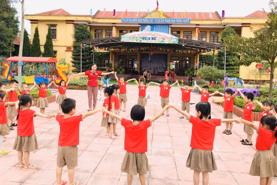 Cô - trò Trường Mầm non Nhân Mỹ (Lý Nhân, Hà Nam).