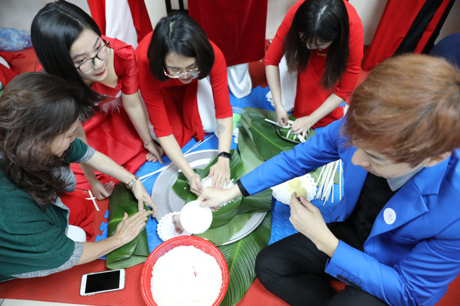 Những chiếc bánh chưng sẽ được chuyển để gửi tặng những trẻ em có hoàn cảnh khó khăn. Những chiếc bánh chưng sẽ được chuyển để gửi tặng những trẻ em có hoàn cảnh khó khăn.