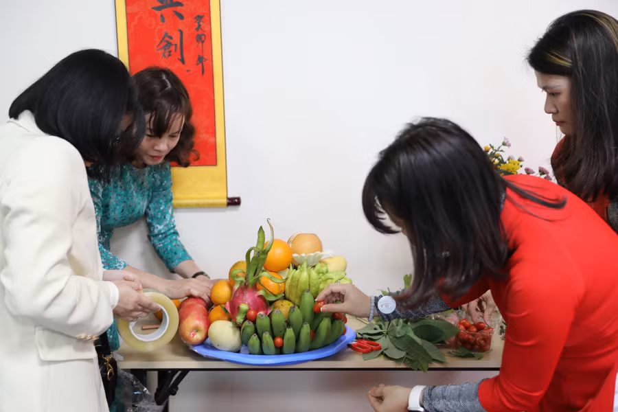 Cùng với đó là những mâm ngũ quả được cán bộ giảng viên tận tay trang trí.