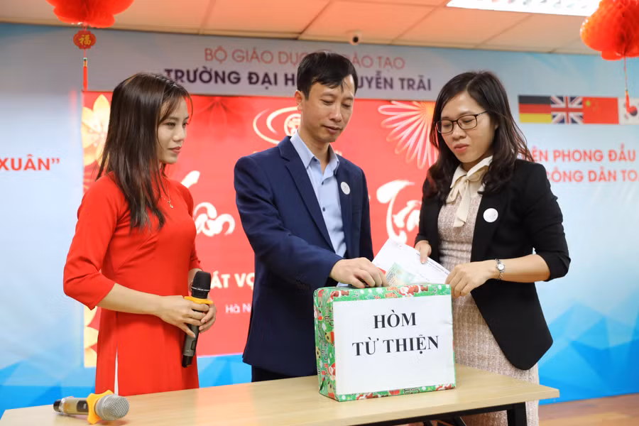 Các thầy cô cùng nhau tự tay gói những chiếc bánh chưng nghĩa tình và trang trí mâm ngũ quả, sau đó những phần quà này cùng với các phần quà được quyên góp sẽ được mang đến trao tặng tận tay các trẻ khuyết tật tại Trung tâm Nuôi dưỡng khuyết tật Chương Mỹ - Chúc Sơn – Hà Nội .