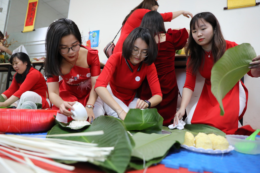 Cán bộ giảng viên trong nhà trường cùng nhau gói những chiếc bánh chưng truyền thống. Cán bộ giảng viên trong nhà trường cùng nhau gói những chiếc bánh chưng truyền thống.