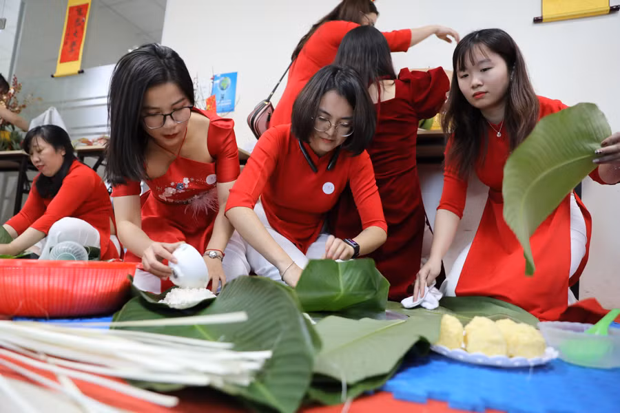 Cán bộ giảng viên trong nhà trường cùng nhau gói những chiếc bánh chưng truyền thống.