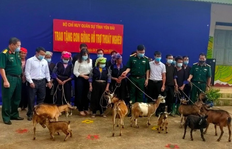 Những tấm lòng vàng hướng về bà con dân tộc Mông để hỗ trợ thoát nghèo bền vững. Những tấm lòng vàng hướng về bà con dân tộc Mông để hỗ trợ thoát nghèo bền vững.