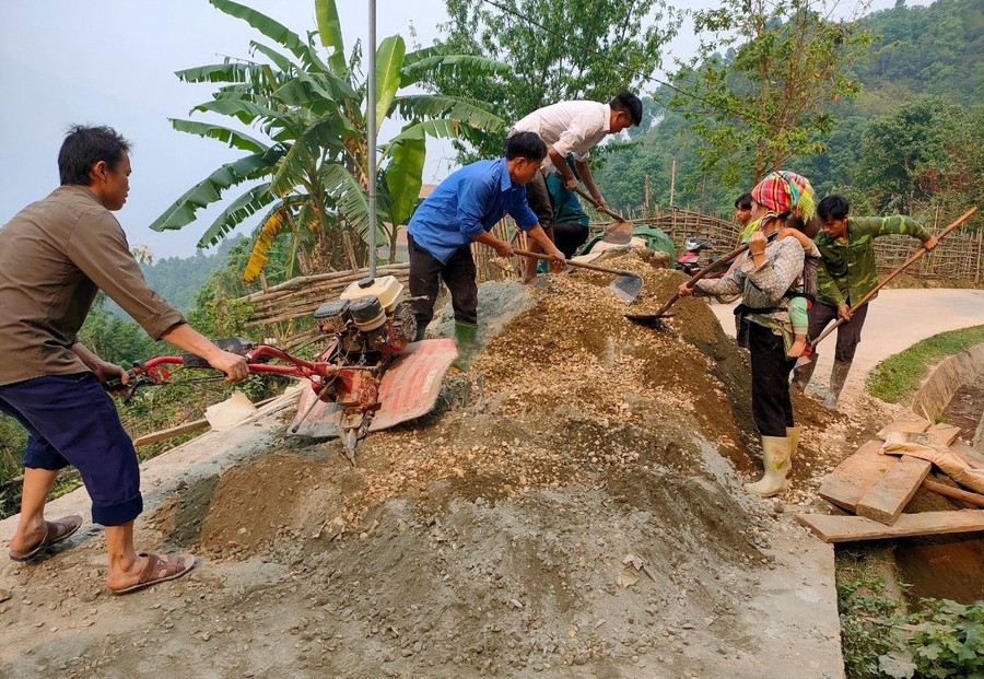 Sự đồng lòng của chính quyền và người dân, đã có thêm những con đường trong bản được bê tông hóa. Sự đồng lòng của chính quyền và người dân, đã có thêm những con đường trong bản được bê tông hóa.