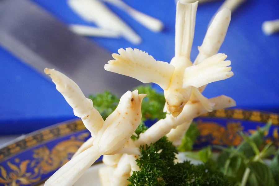 Các đội thi cắt tỉa sâm dây để trang trí món ăn. Các đội thi cắt tỉa sâm dây để trang trí món ăn.