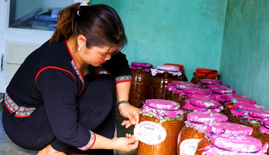 “Rượu ghè nếp than - men lá” không chỉ giúp chị Y Hoa vươn lên thoát nghèo mà còn tạo công việc với thu nhập ổn định cho chị em phụ nữ.